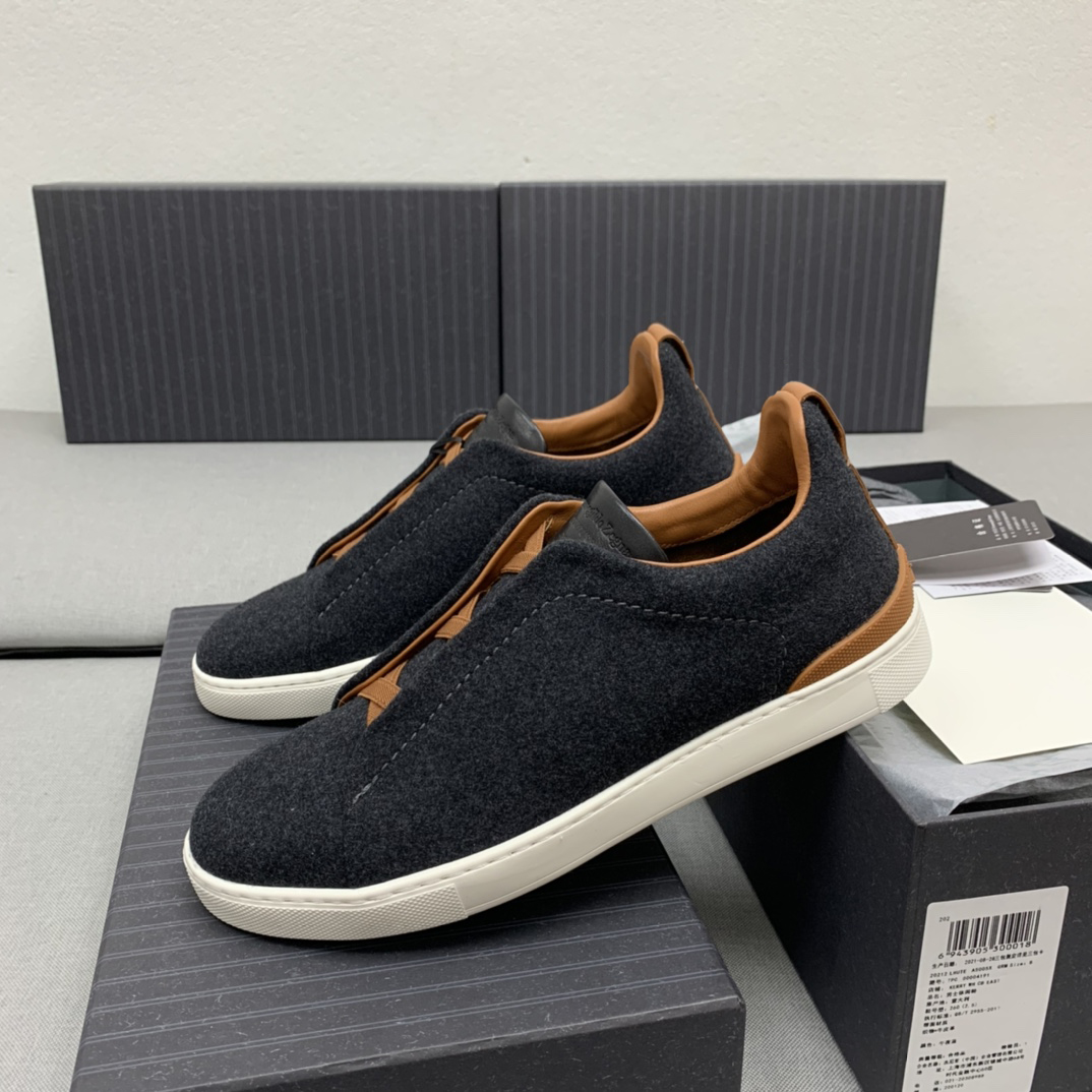 Triple Stitch Sneakers Are One of The Symbolic Shoe Styles of The Original Design Brand., Dark grey
Triple Stitch Sneakers Are One of The Symbolic Shoe Styles of The Original Design Brand., Dark grey