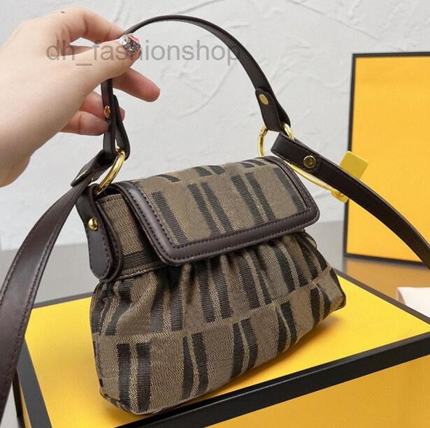 Women Hobos Shoulder Bag Retro Fashion Pleated Underarm Tote Purse Crossbody Designers Vintage High Quality Brown Classic Letter Handbag Totes
Women Hobos Shoulder Bag Retro Fashion Pleated Underarm Tote Purse Crossbody Designers Vintage High Quality Brown Classic Letter Handbag Totes