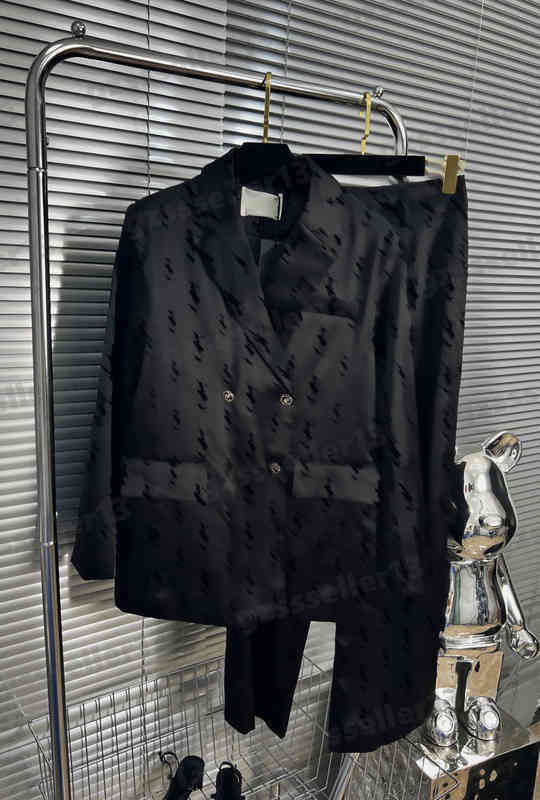 Womens Two Pieces Pants YS Designer Velvet Letter Logo Blazer Two Piece Sets Luxury Full-body Pattern Embellished Lapel Suit Jacket And Pants Suit 0912
Womens Two Pieces Pants YS Designer Velvet Letter Logo Blazer Two Piece Sets Luxury Full-body Pattern Embellished Lapel Suit Jacket And Pants Suit 0912