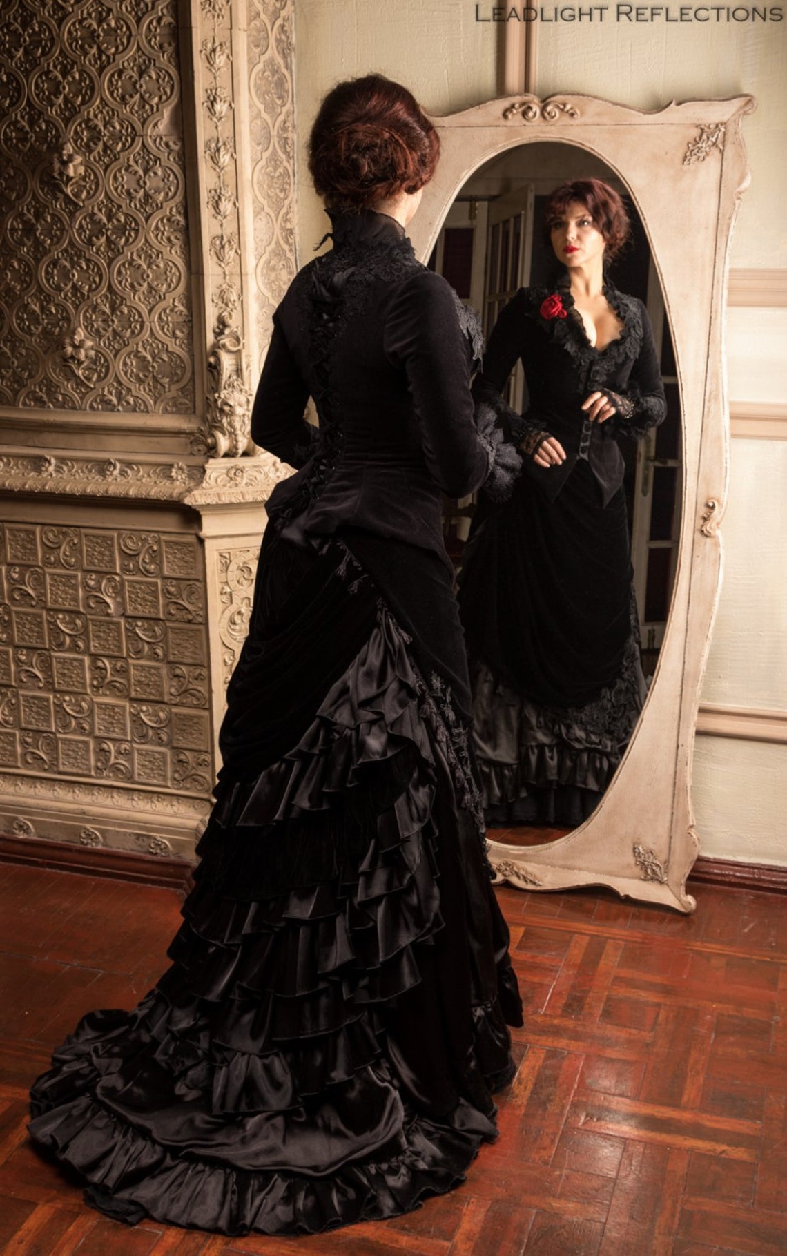 Gothic Victorian Black Wedding Dress Velvet Long Sleeves Tiers Skirt Long Vintage Bridal Gowns Lace Appliques Corset Winter Bustle Bride Dresses 2022