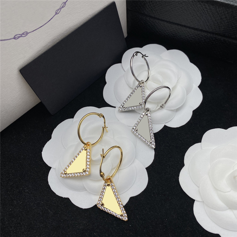 Chic Triangle Diamond Charm Earrings Designer Letter Pendant Studs Women Party Show Eardrops With Box
Chic Triangle Diamond Charm Earrings Designer Letter Pendant Studs Women Party Show Eardrops With Box