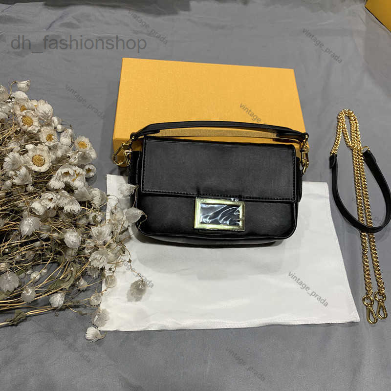 Wholesale Canvas Hobo For Women Shoulder Bag For Women Chest Pack Lady Tote Chains Handbags Presbyopic Purse Messenger Bag Handbags BAGUETTE
Wholesale Canvas Hobo For Women Shoulder Bag For Women Chest Pack Lady Tote Chains Handbags Presbyopic Purse Messenger Bag Handbags BAGUETTE