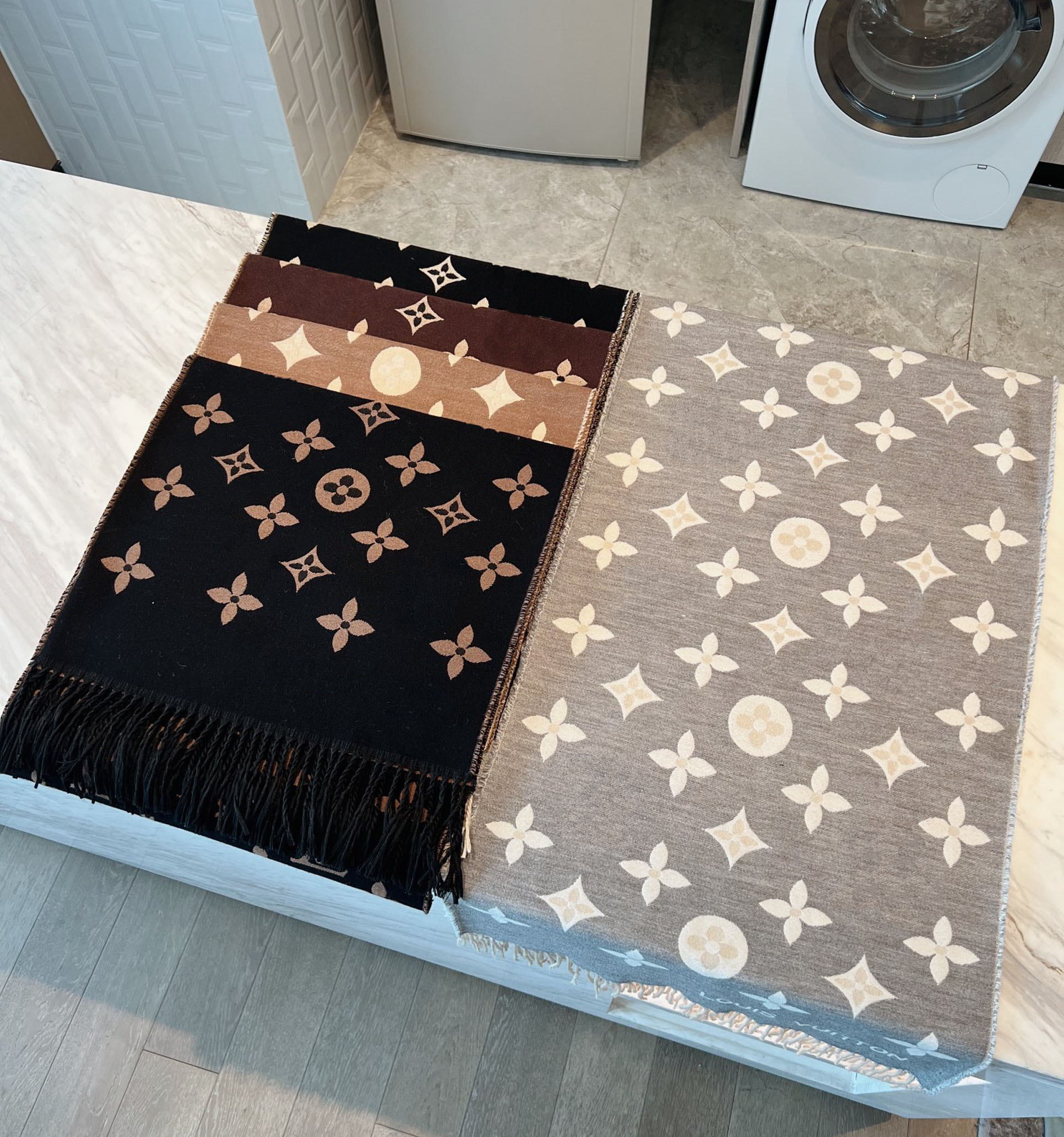 23ss 5color Women Wool Scarf Cashmere Scarves Wide Lattices Long Shawl Wrap Blanket Warm Autumn Winter
23ss 5color Women Wool Scarf Cashmere Scarves Wide Lattices Long Shawl Wrap Blanket Warm Autumn Winter