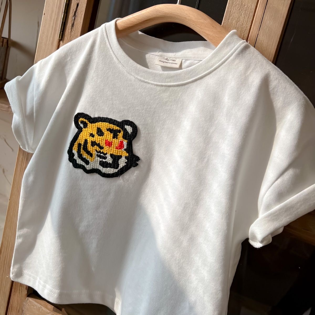 Luxury Designer Tees Kids Fashion T-shirts Boys Girls Summer cute tiger Caual Letter Printed Tops Baby Child T Shirts Stylish Trendy Tshirts white
Luxury Designer Tees Kids Fashion T-shirts Boys Girls Summer cute tiger Caual Letter Printed Tops Baby Child T Shirts Stylish Trendy Tshirts white