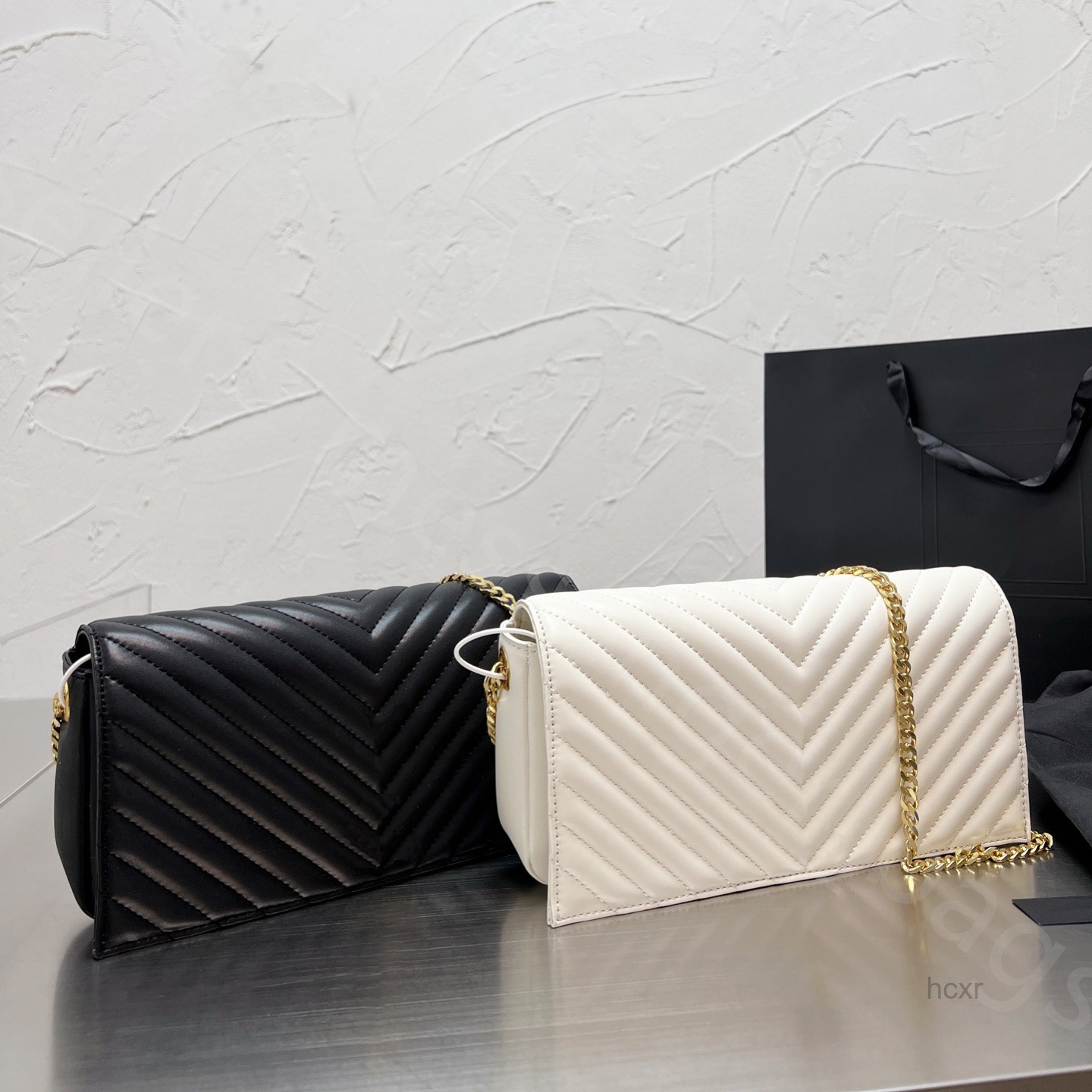 Shoulder Bags V stripes cross body bags chain shoulder handbags women top quality lady hasp totes messenger black white women fashion purse
Shoulder Bags V stripes cross body bags chain shoulder handbags women top quality lady hasp totes messenger black white women fashion purse