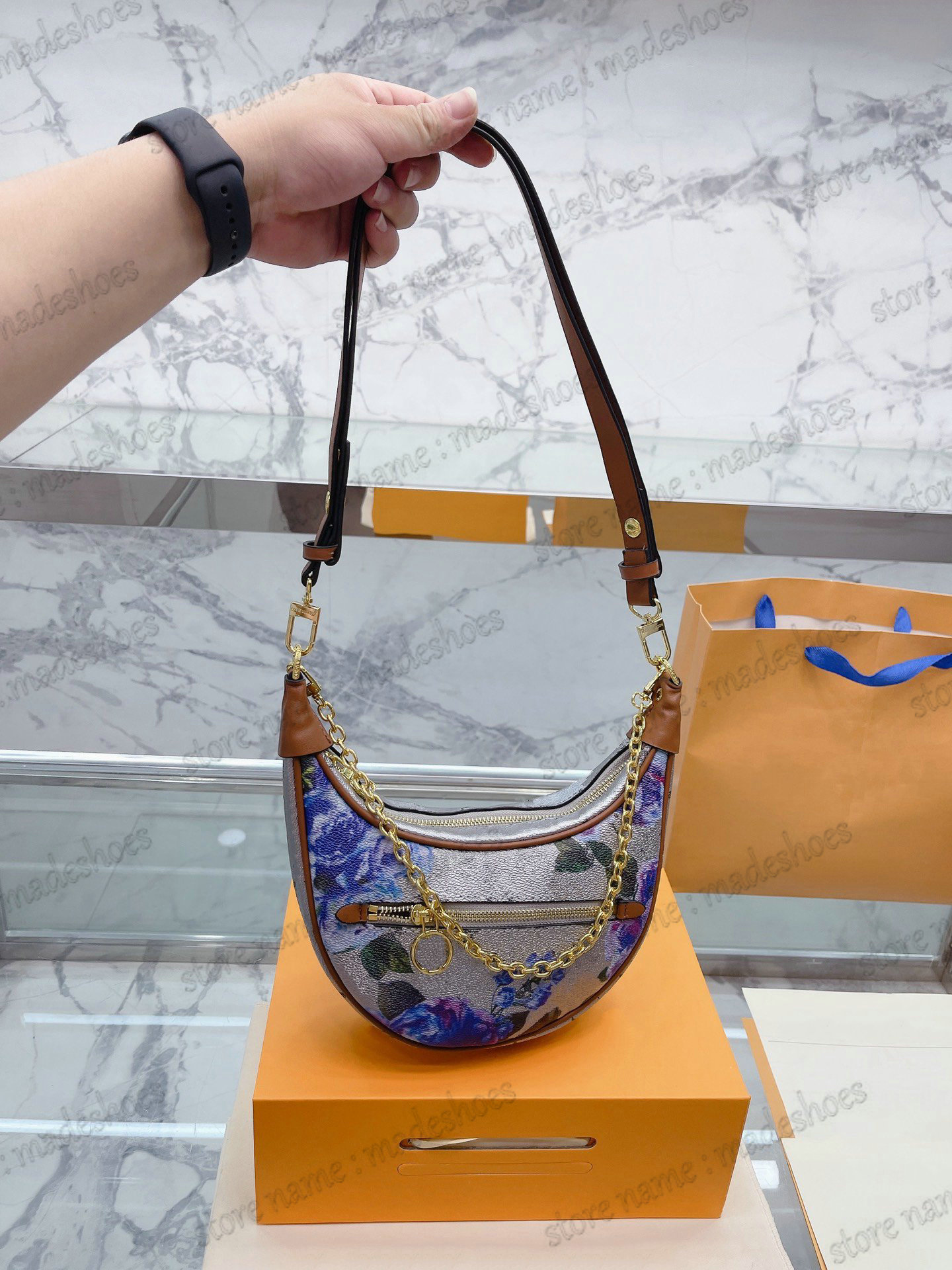Loop Baguette Bag M21183 Half-Moon Fall Winter 2022 Garden capsule Flower Shoulder Bag Womens Desiger Underarm Handbag Front zipped pocket with an Circle zip pull
Loop Baguette Bag M21183 Half-Moon Fall Winter 2022 Garden capsule Flower Shoulder Bag Womens Desiger Underarm Handbag Front zipped pocket with an Circle zip pull