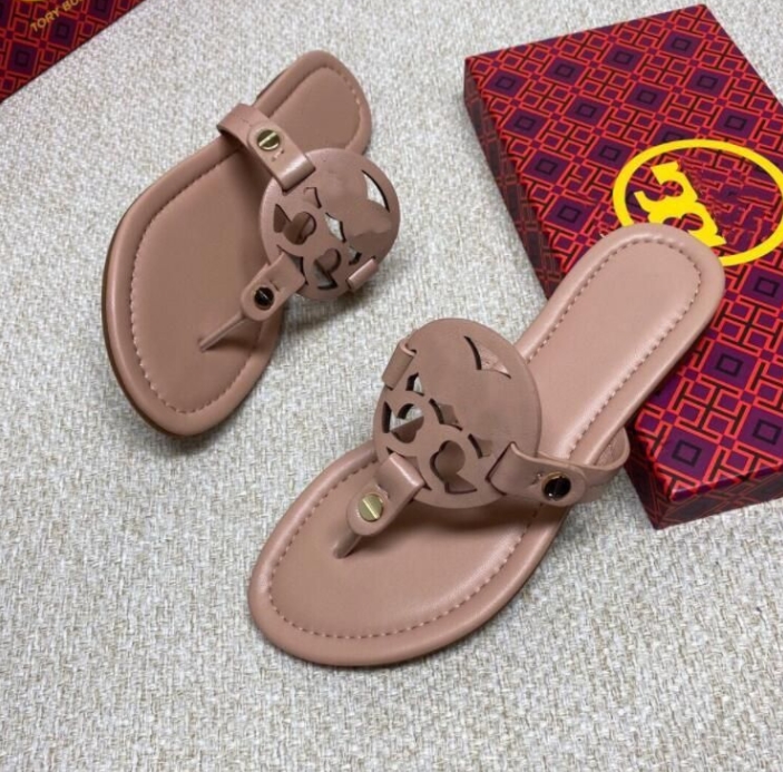 2021 Women Sandals Hollow out logo Flat Slippers Sandal Studded Girl Shoes Arrivel Jelly Platform Slides Lady casual Flip Flops with Box 35-43
2021 Women Sandals Hollow out logo Flat Slippers Sandal Studded Girl Shoes Arrivel Jelly Platform Slides Lady casual Flip Flops with Box 35-43