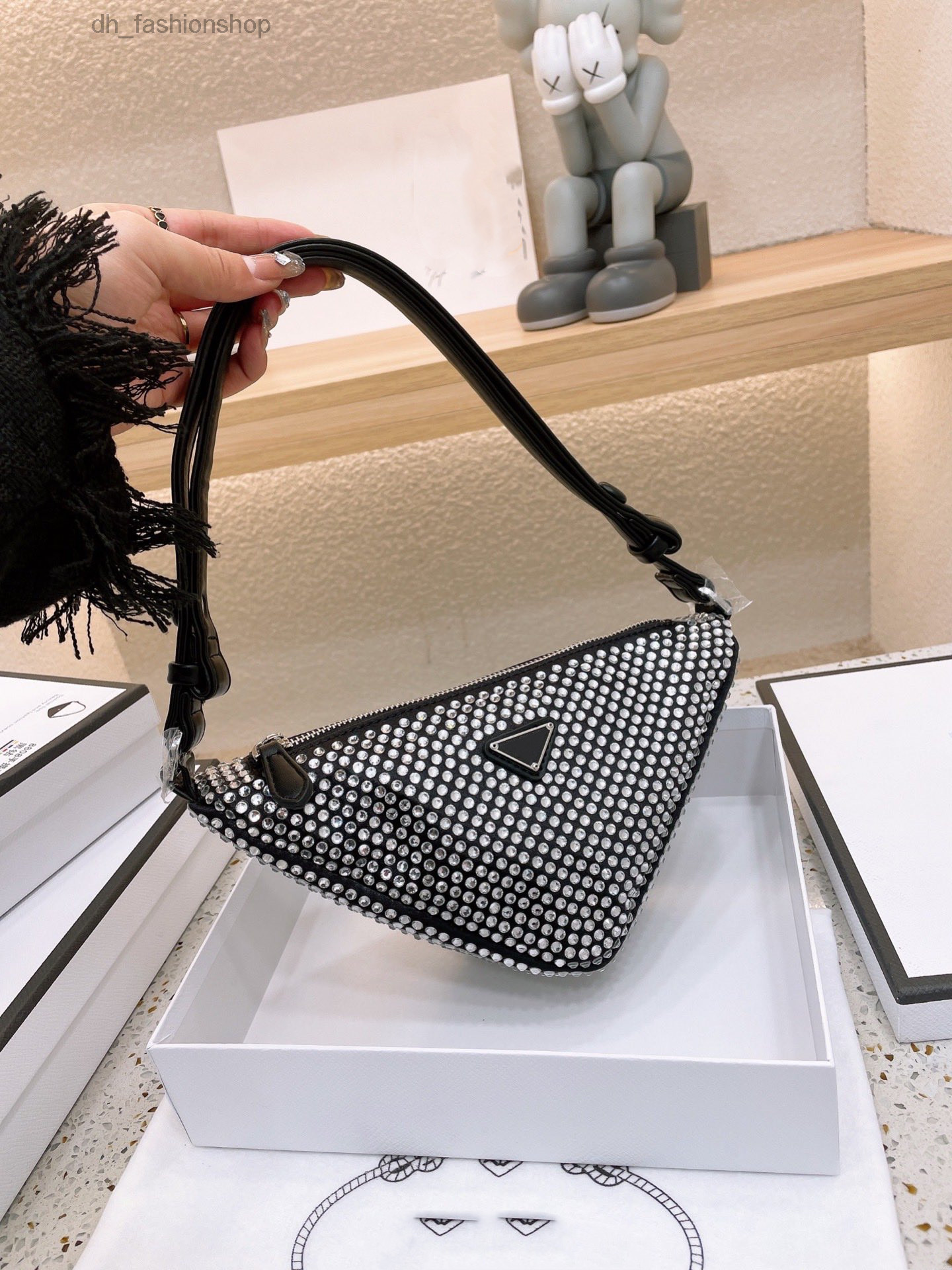 

Designers triangular covered in crystals Diamante bags Luxury fashion handbags for girls Top quality Designer hobo shoulder bag vintage handbag foumas totes