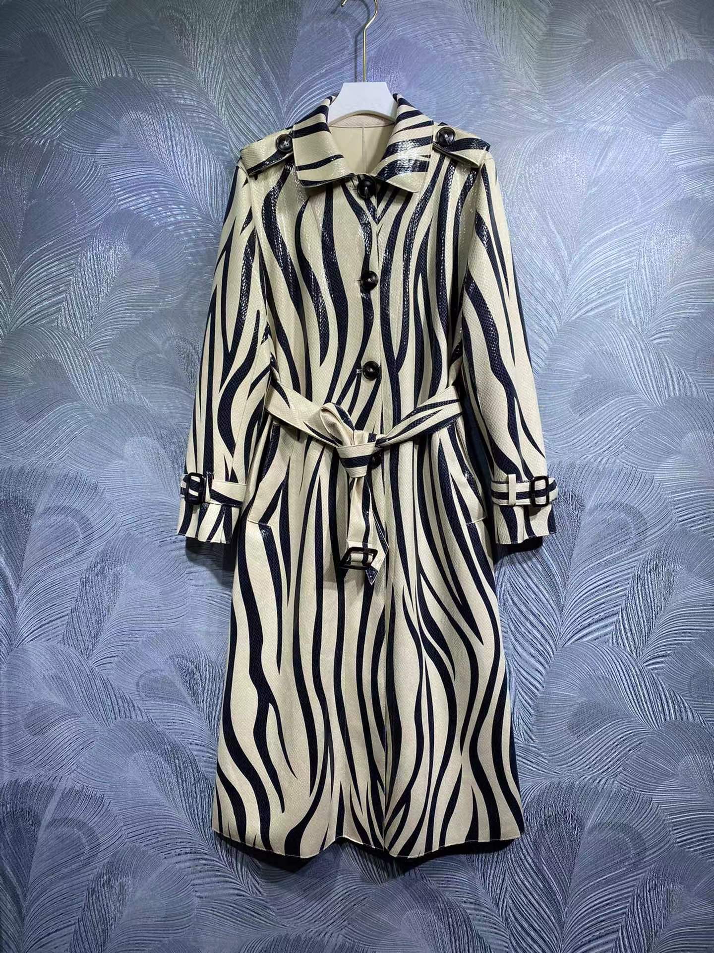High-quality catwalk trench coat imitation leather lapel collar with belt, As picture
High-quality catwalk trench coat imitation leather lapel collar with belt, As picture