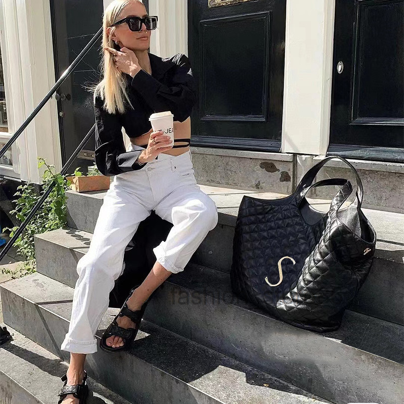 Designer bags Large Shopping Bags Luxury Tote Bags Premium Soft Lambskin Ladies Sophisticated Elegant Handbags Niche Single Items Bag Are Highly Practical, Black
Designer bags Large Shopping Bags Luxury Tote Bags Premium Soft Lambskin Ladies Sophisticated Elegant Handbags Niche Single Items Bag Are Highly Practical, Black