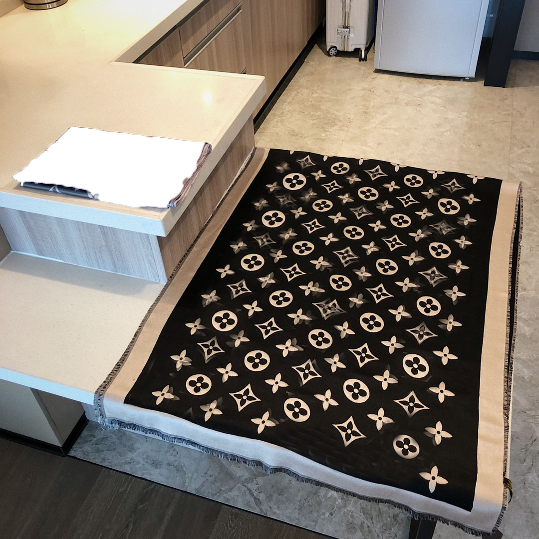 23ss Fashion Cashmere Scarf Women Pashmina Shawls Wraps Thick Warm Luxury Design 2Colors Winter Scarf 
23ss Fashion Cashmere Scarf Women Pashmina Shawls Wraps Thick Warm Luxury Design 2Colors Winter Scarf