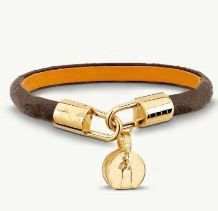 New Bangle clasp leather bracelet fashionable casual leather bag/four-leaf flower/heart/round bag designer charms love bracelet luxury bangles cjeweler bijoux
New Bangle clasp leather bracelet fashionable casual leather bag/four-leaf flower/heart/round bag designer charms love bracelet luxury bangles cjeweler bijoux