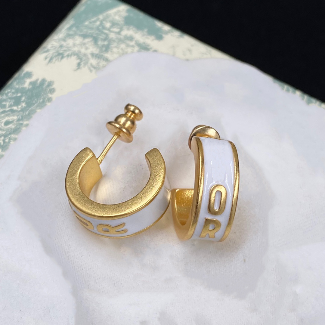 Designers luxury earrings solid color Stud letters with Ceramics design women earrings Valentine's Day gift fashion temperament jewelry High Quality very good nice
Designers luxury earrings solid color Stud letters with Ceramics design women earrings Valentine's Day gift fashion temperament jewelry High Quality very good nice