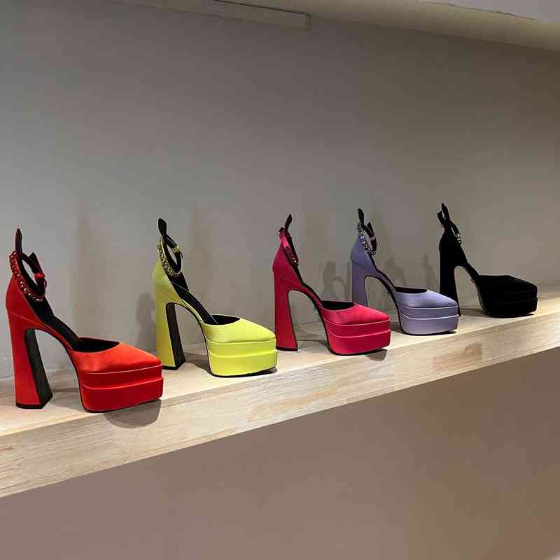 Casual Shoes 2022 new walk show pointy Rhinestone foot ring hate sky high women's shoes 16cm thick heel waterproof platform sandals, Red pointed silk hattingo
Casual Shoes 2022 new walk show pointy Rhinestone foot ring hate sky high women's shoes 16cm thick heel waterproof platform sandals, Red pointed silk hattingo