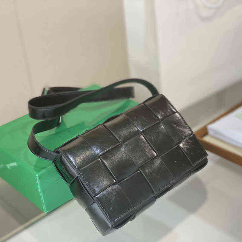 Handbags Venetas Designer Bottegas 2022 New Mona Same Small Square Bag Silver Triangle Buckle Oil Wax Cowhide Woven Multipurpose Messenger Bag, Emerald green
Handbags Venetas Designer Bottegas 2022 New Mona Same Small Square Bag Silver Triangle Buckle Oil Wax Cowhide Woven Multipurpose Messenger Bag, Emerald green
