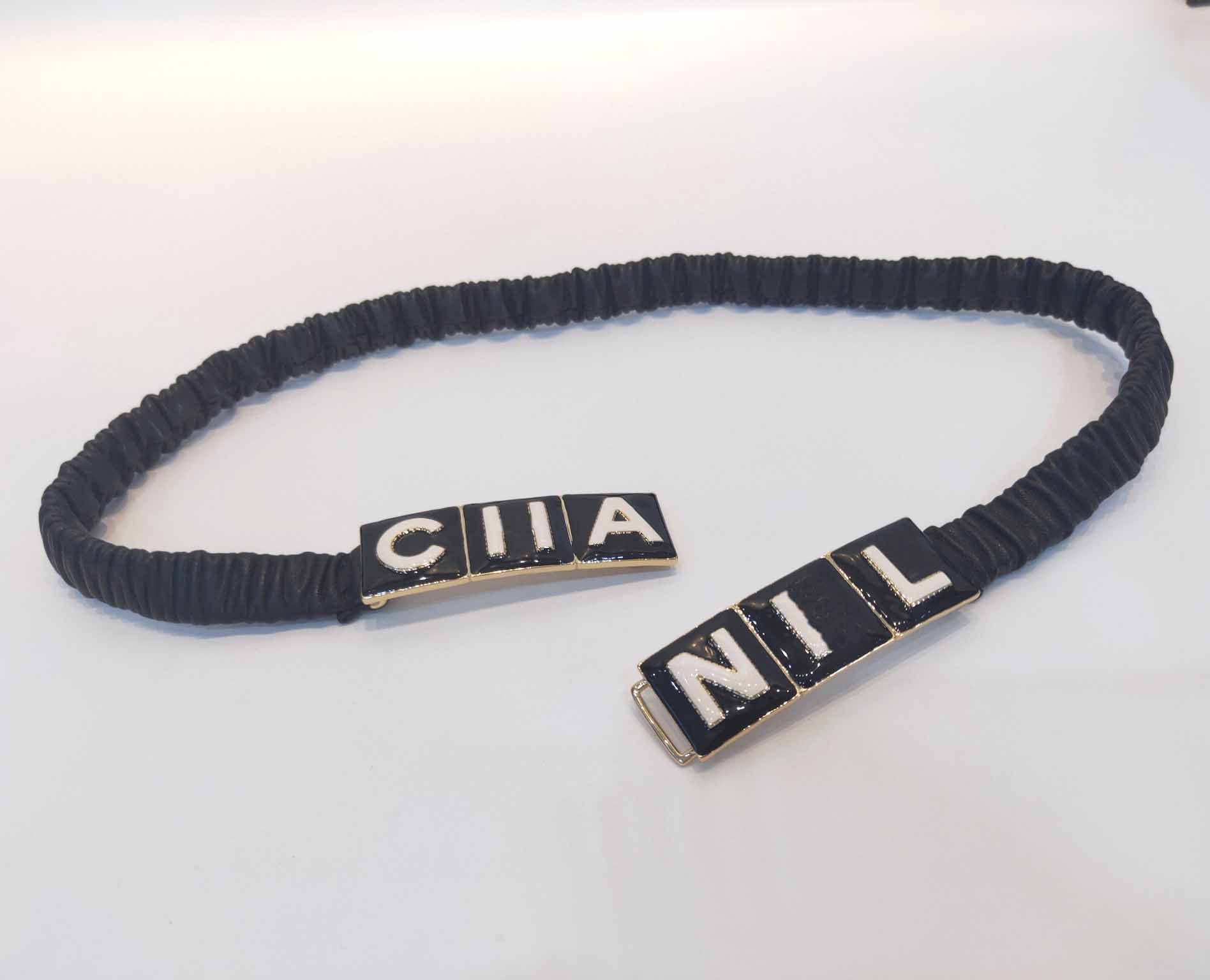 2022 Top quality charm belt with black and white enamel color black geunine leather have box stamp PS7163A
2022 Top quality charm belt with black and white enamel color black geunine leather have box stamp PS7163A