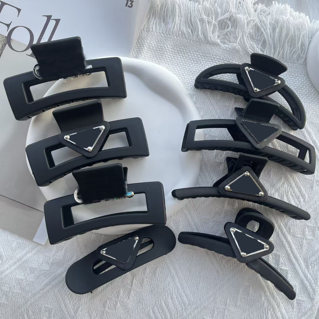 23ss Women Designer P Family Letters Acrylic Hair Clamps Black Korean Geometric Hollow Claw Clips Small Sweet Wind Crab Shark Clip Hairpin Accessories
23ss Women Designer P Family Letters Acrylic Hair Clamps Black Korean Geometric Hollow Claw Clips Small Sweet Wind Crab Shark Clip Hairpin Accessories