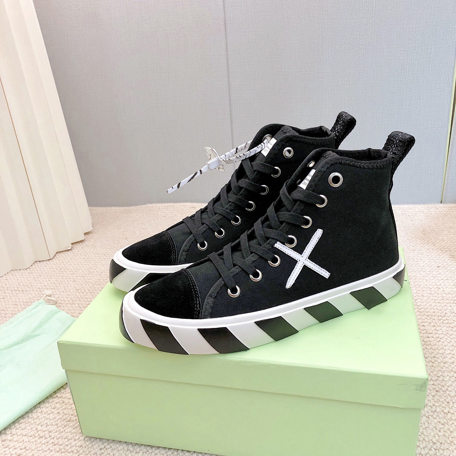 Luxury Designer Women Mens Casual Shoes Fashion High Top Lace Up Round Toe trainers Sneakers Runway Outfit Lovers Walking Flats Vulcanized Shoe zapatillas Mujer, As show
Luxury Designer Women Mens Casual Shoes Fashion High Top Lace Up Round Toe trainers Sneakers Runway Outfit Lovers Walking Flats Vulcanized Shoe zapatillas Mujer, As show