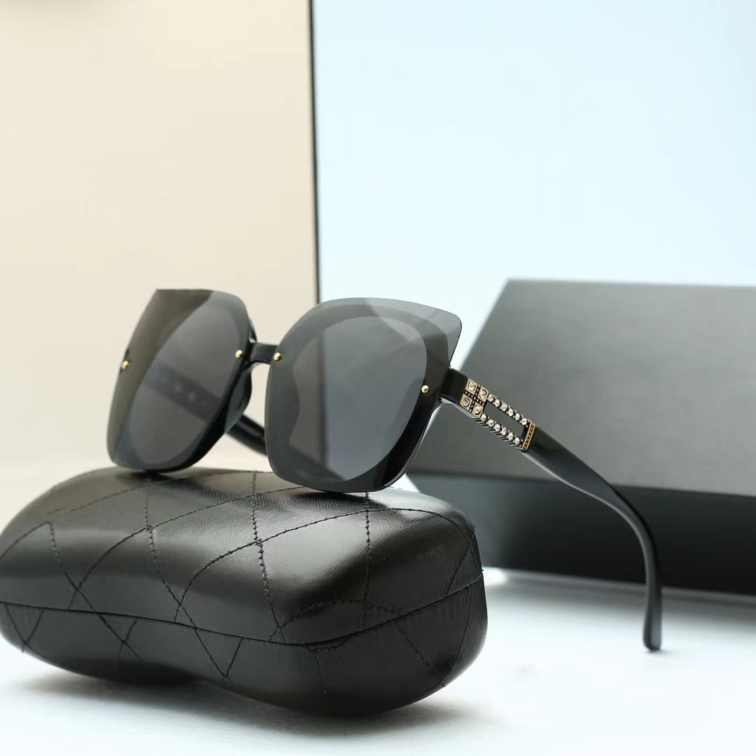 Fashion Designer Sunglasses Men Women Top Quality Sun Glasses Goggle Beach Adumbral 5 Color Option
Fashion Designer Sunglasses Men Women Top Quality Sun Glasses Goggle Beach Adumbral 5 Color Option