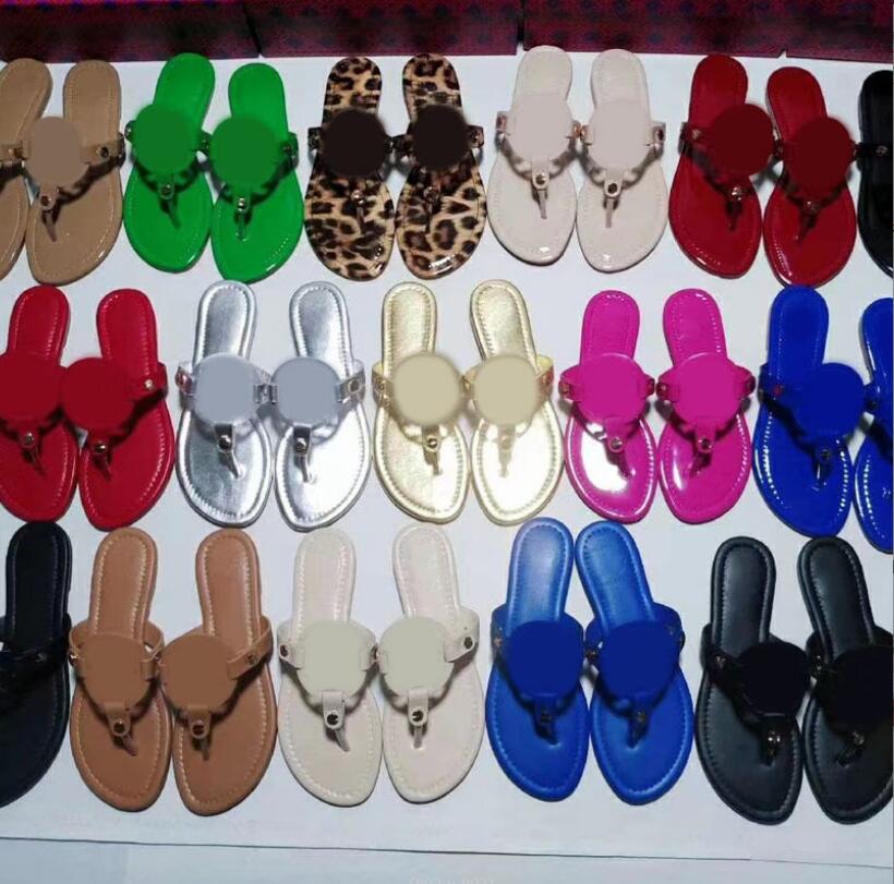 Luxurys Slippers For Women Ladies Hollowed Out Sandals Pattern Flats Flip Flops Loafer Fashion Tories Slides Rubber Summer Outdoor Beach Shoes
Luxurys Slippers For Women Ladies Hollowed Out Sandals Pattern Flats Flip Flops Loafer Fashion Tories Slides Rubber Summer Outdoor Beach Shoes