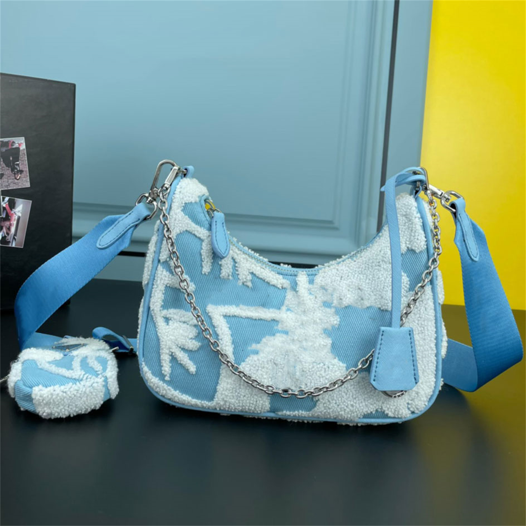 Re-Edition 2006 embroidered drill shoulder mini bag blue pink 2000 embroidered tote bags wowmen designer high quality cross body, I need see other prodcut
Re-Edition 2006 embroidered drill shoulder mini bag blue pink 2000 embroidered tote bags wowmen designer high quality cross body, I need see other prodcut