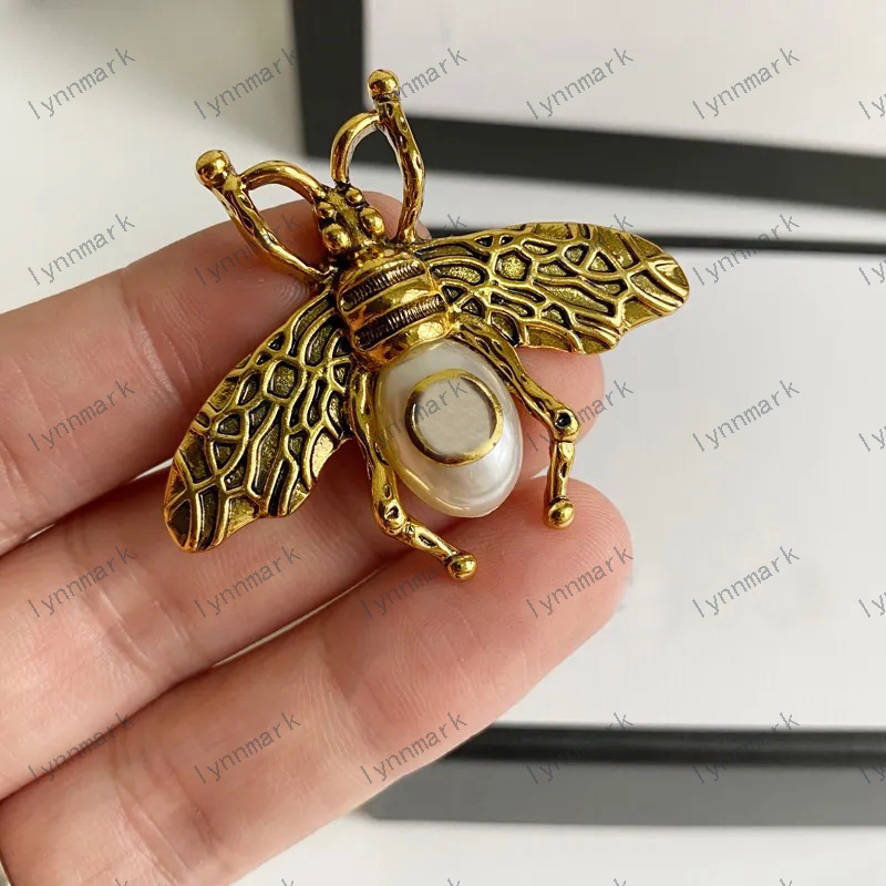 Bee Brooch Pins For Women Brooches Brand Double Letters Ladies Dress Luxury Designer Brooches Jewelry Charm
Bee Brooch Pins For Women Brooches Brand Double Letters Ladies Dress Luxury Designer Brooches Jewelry Charm