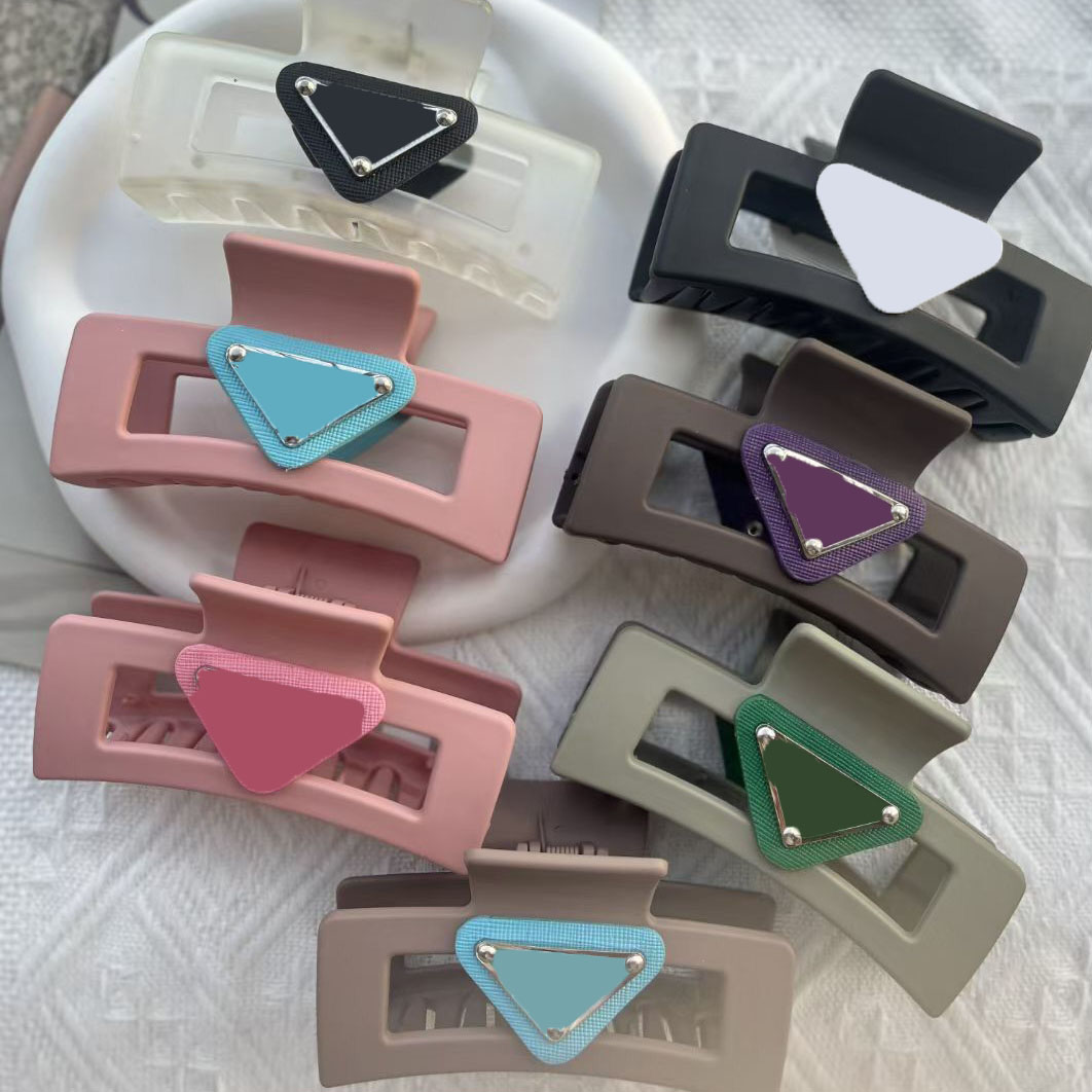 23ss Women Designer P Family Letters Acrylic Hair Clamps Korean Geometric Hollow Out Claw Clips Small Sweet Wind Crab Shark Clip Hairpin Accessories
23ss Women Designer P Family Letters Acrylic Hair Clamps Korean Geometric Hollow Out Claw Clips Small Sweet Wind Crab Shark Clip Hairpin Accessories