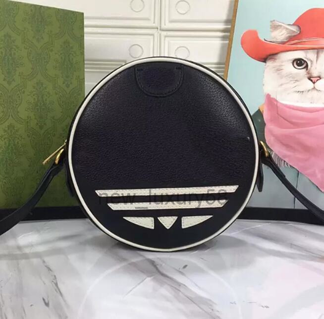 Round Crossbody Bag Women Co-Branded Handbags Purse Leather Fashion Letters High Quality Fashion Shoulder Bags Circular Hand Wallet
Round Crossbody Bag Women Co-Branded Handbags Purse Leather Fashion Letters High Quality Fashion Shoulder Bags Circular Hand Wallet