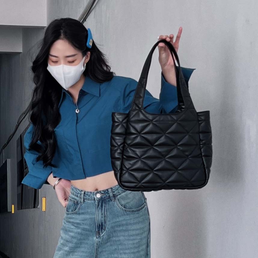 Women Luxury Designers Tote Bags Fashion Quilted Genuine Leather Totes Woman Shoulder Bag Womens Shopping Bags Lady Handbag, Black
Women Luxury Designers Tote Bags Fashion Quilted Genuine Leather Totes Woman Shoulder Bag Womens Shopping Bags Lady Handbag, Black