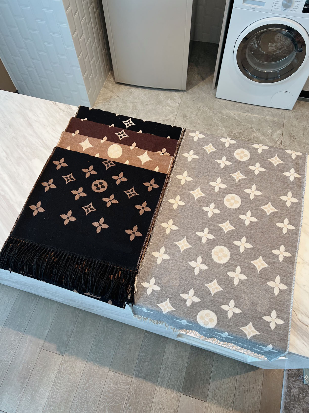 23ss 4colors Cashmere Silk Scarf Designer Scarves Fashion Shawl Long Neck Winter Wool Scarfs Women Scarve Bufanda
23ss 4colors Cashmere Silk Scarf Designer Scarves Fashion Shawl Long Neck Winter Wool Scarfs Women Scarve Bufanda