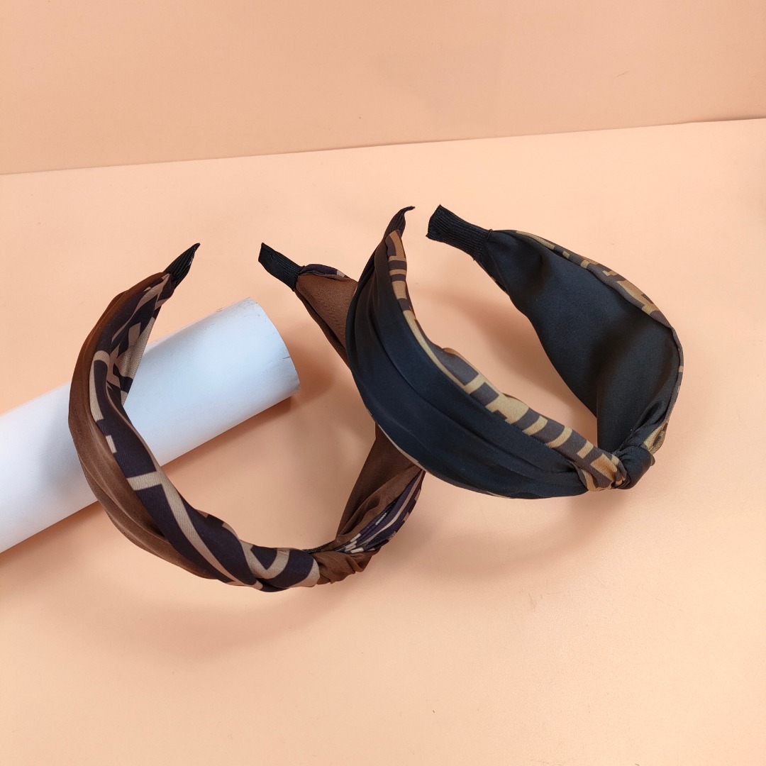 23ss Mixed Brand Designer Hair band F Letter Print Bowknot Headband Women Korean Vintage Retro Wide Edge Cloth Outdoor Sports Turban Headwrap Accessories
23ss Mixed Brand Designer Hair band F Letter Print Bowknot Headband Women Korean Vintage Retro Wide Edge Cloth Outdoor Sports Turban Headwrap Accessories