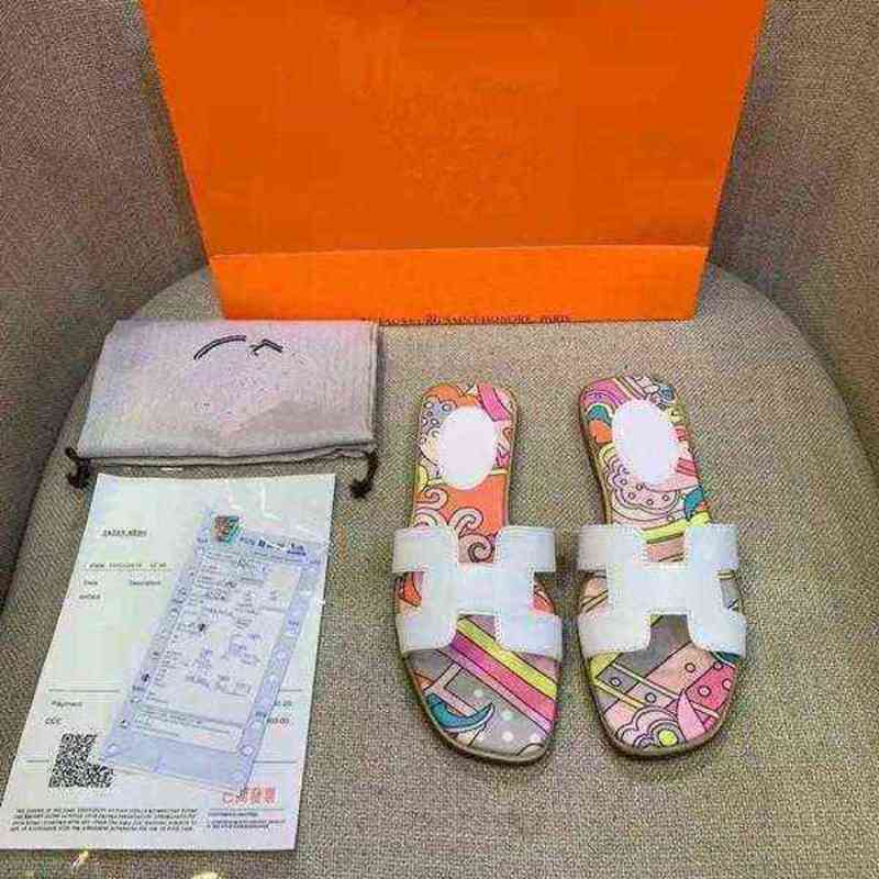 Designer Fashion Herme Slippers Luxury Leather Orans Mens Thong Sandals Flip Flops Cd Embroidery Street Causal Flats Rubber Oran And Web Size 35-42 have logo
Designer Fashion Herme Slippers Luxury Leather Orans Mens Thong Sandals Flip Flops Cd Embroidery Street Causal Flats Rubber Oran And Web Size 35-42 have logo
