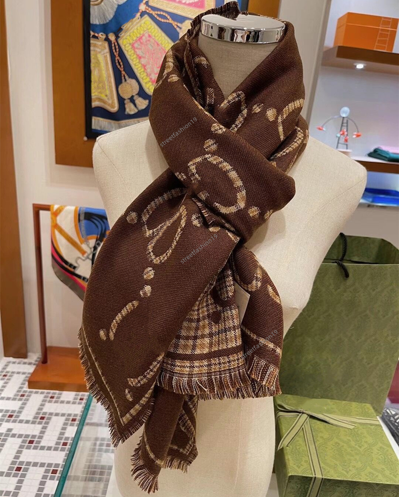 Winter Pop Caramel Color Versatile Scarf Classic Two Letter Jacquard Designer Scarf Womens Mens Fashion Double Sided Cashmere Scarves Wrap Gift neckerchief
Winter Pop Caramel Color Versatile Scarf Classic Two Letter Jacquard Designer Scarf Womens Mens Fashion Double Sided Cashmere Scarves Wrap Gift neckerchief