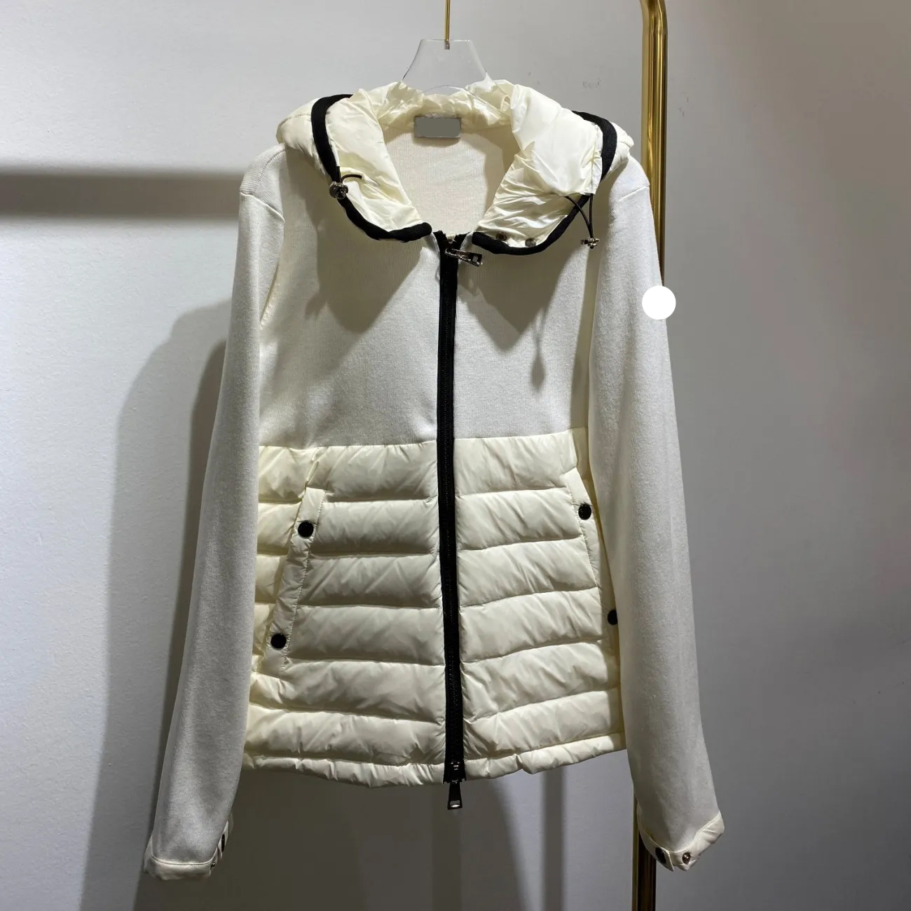 Designer maya Women's Down Embroidered Badge Couple Lightweight Hooded Knit Panel Slim Coat Labeled Full Top Quality, Supplement (not shipped separately)
Designer maya Women's Down Embroidered Badge Couple Lightweight Hooded Knit Panel Slim Coat Labeled Full Top Quality, Supplement (not shipped separately)