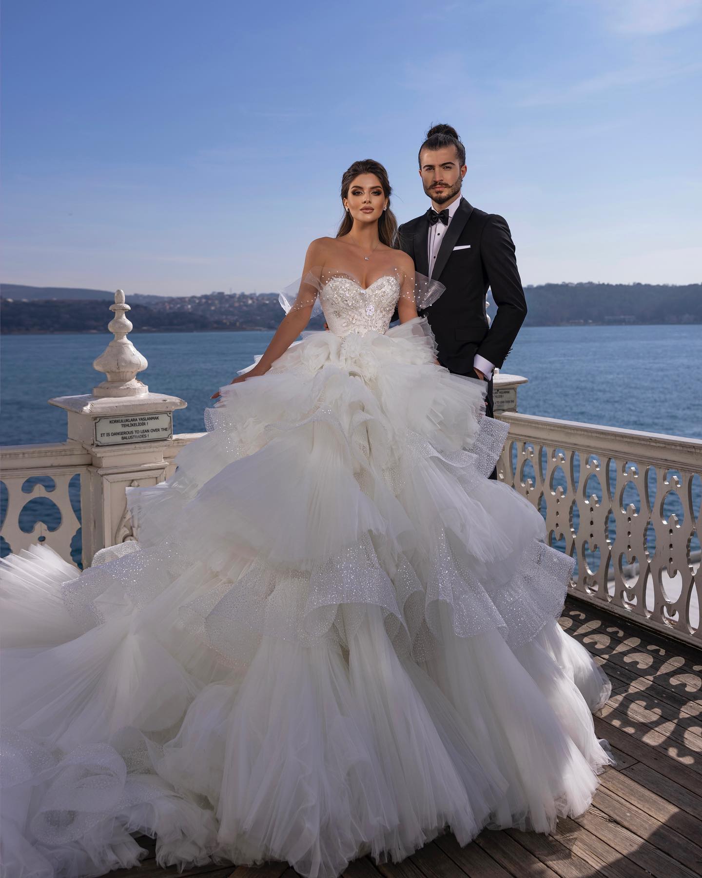 Gorgeous Beaded Wedding Dresses Sequined Tiered Bridal Gowns Appliqued Sweetheart Neck A Line Sweep Train Tulle robe de mariee