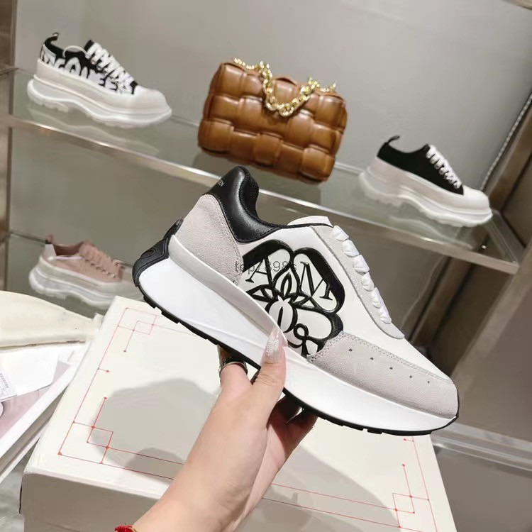Shoes Runner Sneakers Outdoor Shoe Queen Trainers Designer Luxury Casual Leather Anagram Embossing Low Top White Black Pink Mc Sprint Men
Shoes Runner Sneakers Outdoor Shoe Queen Trainers Designer Luxury Casual Leather Anagram Embossing Low Top White Black Pink Mc Sprint Men