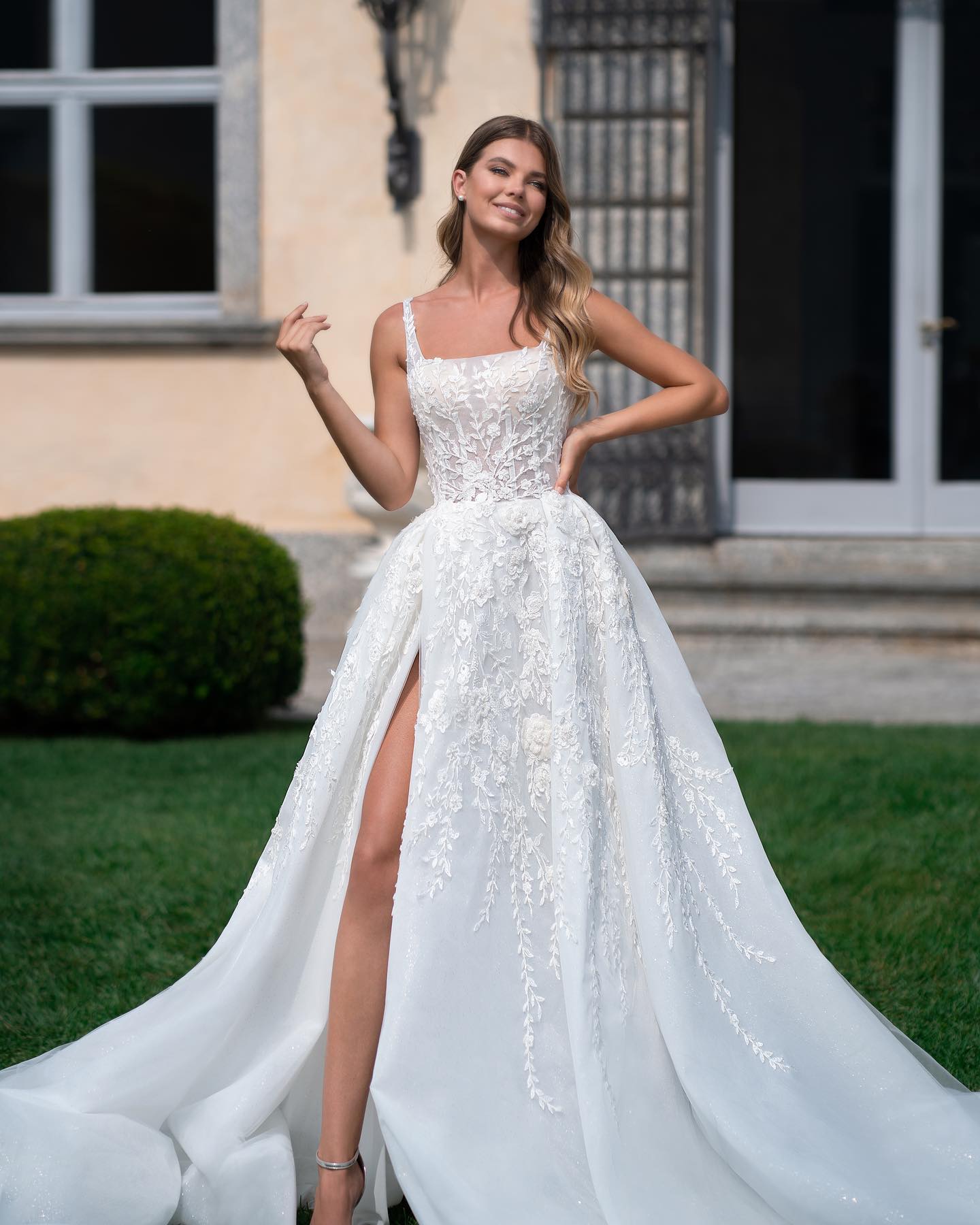 Stylish Lace Wedding Dresses Appliqued Bridal Gowns Square Neck A Line Side Split Sweep Train Tulle robe de mariee