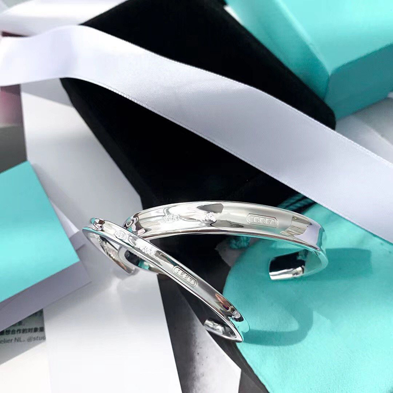 Luxurys designers Cuffs Bracelets Blue Quality Mark designer bracelet luxury Jewelry Couple style For Women Wedding Accessories very nice
Luxurys designers Cuffs Bracelets Blue Quality Mark designer bracelet luxury Jewelry Couple style For Women Wedding Accessories very nice