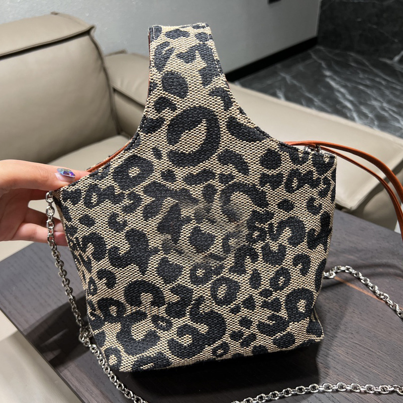 Bucket bag Leopard grain bags Joint model Floral Bags crossbody shoulder handbags Luxurys TOP Designers Quality chains letter Canvas wallet, Picture color with logo 17x21 cm
Bucket bag Leopard grain bags Joint model Floral Bags crossbody shoulder handbags Luxurys TOP Designers Quality chains letter Canvas wallet, Picture color with logo 17x21 cm