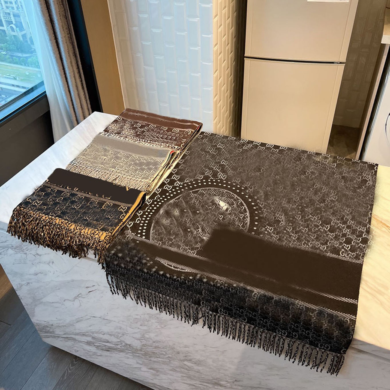 23ss 3colors Women Printed Embroidery Scarf Winter Square Head Scarves Women Designer Shawls 
23ss 3colors Women Printed Embroidery Scarf Winter Square Head Scarves Women Designer Shawls