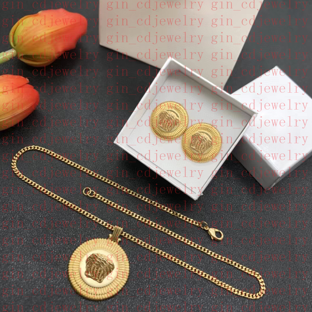 Fashion Designer Necklaces V Pendant Banshee Medusa Head 18K Gold Plated Bracelets Earrings Rings Birthday Festive Engagement Gifts V1
Fashion Designer Necklaces V Pendant Banshee Medusa Head 18K Gold Plated Bracelets Earrings Rings Birthday Festive Engagement Gifts V1