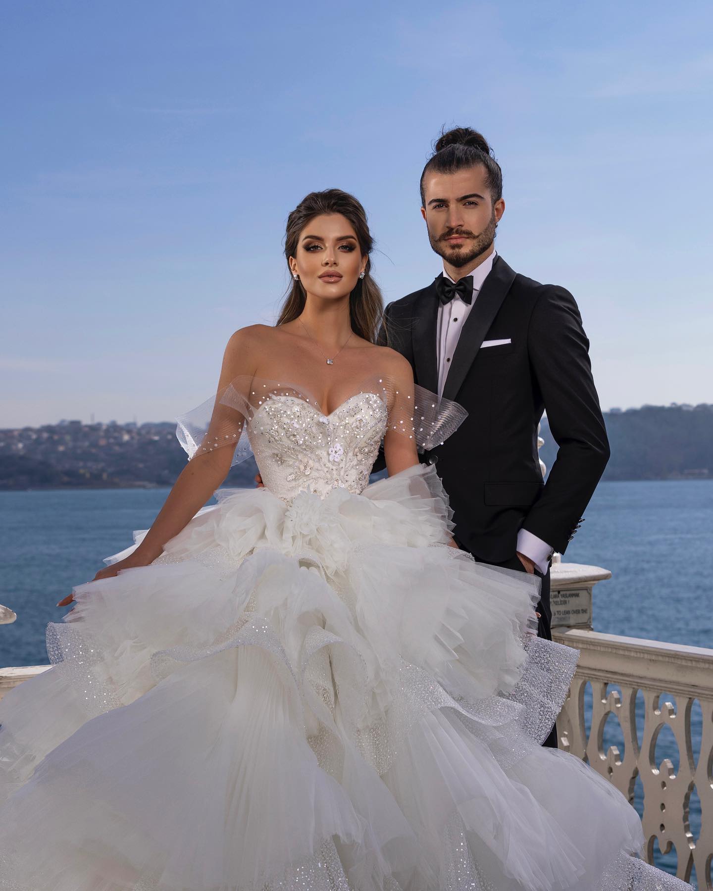 Gorgeous Beaded Wedding Dresses Sequined Tiered Bridal Gowns Appliqued Sweetheart Neck A Line Sweep Train Tulle robe de mariee