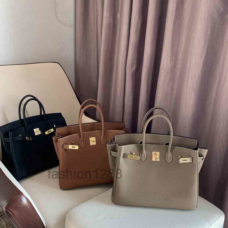 Birkins 2022 New Platinum Bag Togo Cowhide Lychee Pattern Leather Hand Lock Black Versatile Leisure Light Luxury Bag, Togo leather wine red 35cm gold and silv
Birkins 2022 New Platinum Bag Togo Cowhide Lychee Pattern Leather Hand Lock Black Versatile Leisure Light Luxury Bag, Togo leather wine red 35cm gold and silv