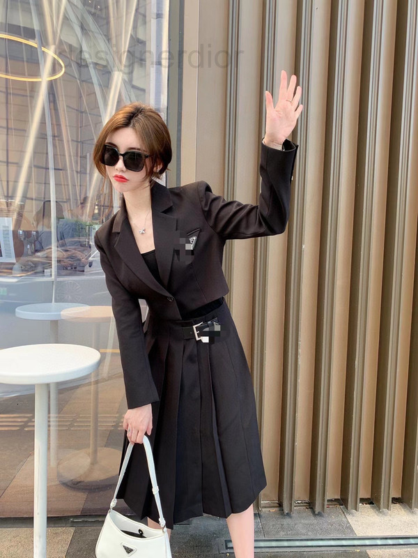 Women' Tracksuits designer Pd22 early autumn new high-end pleated long dress casual set fashionable personality simple and generous version design VMKS, 2# packing bag
Women' Tracksuits designer Pd22 early autumn new high-end pleated long dress casual set fashionable personality simple and generous version design VMKS, 2# packing bag
