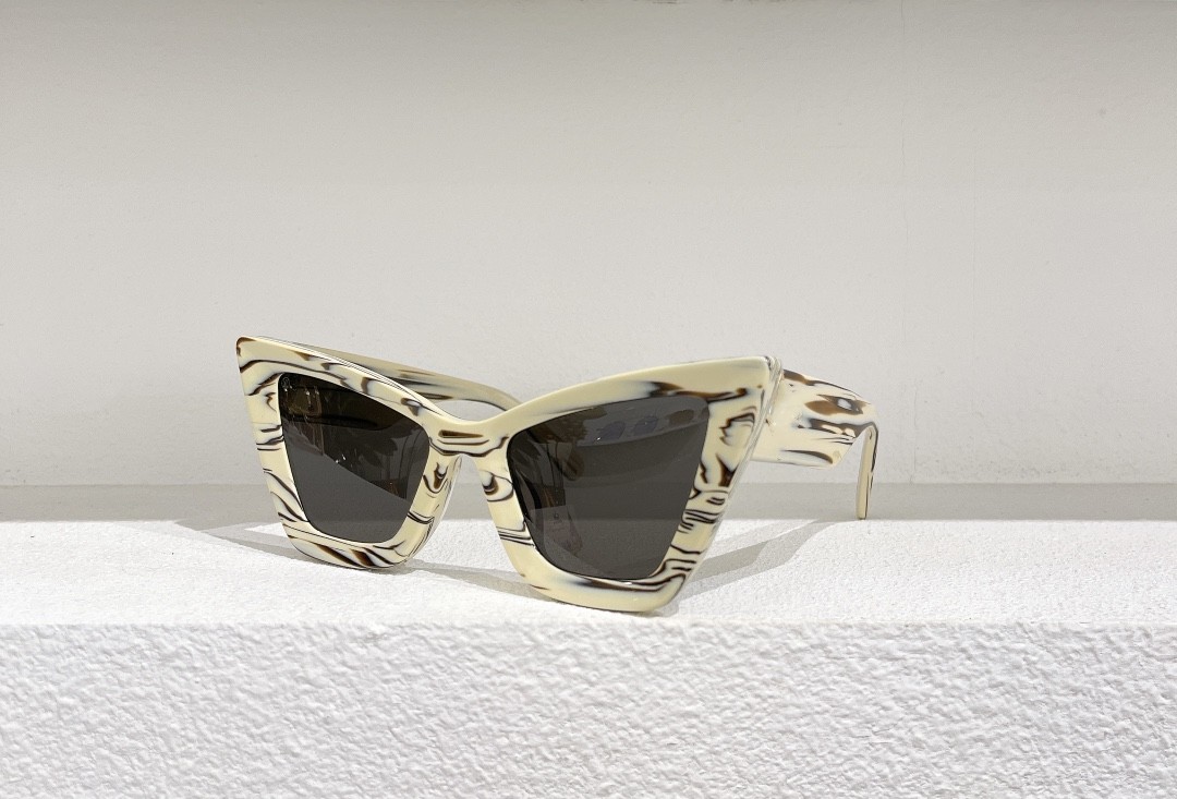 The latest selling popular fashion designer sunglasses pilot frame top quality 2613 anti-UV400 lens with original box
The latest selling popular fashion designer sunglasses pilot frame top quality 2613 anti-UV400 lens with original box