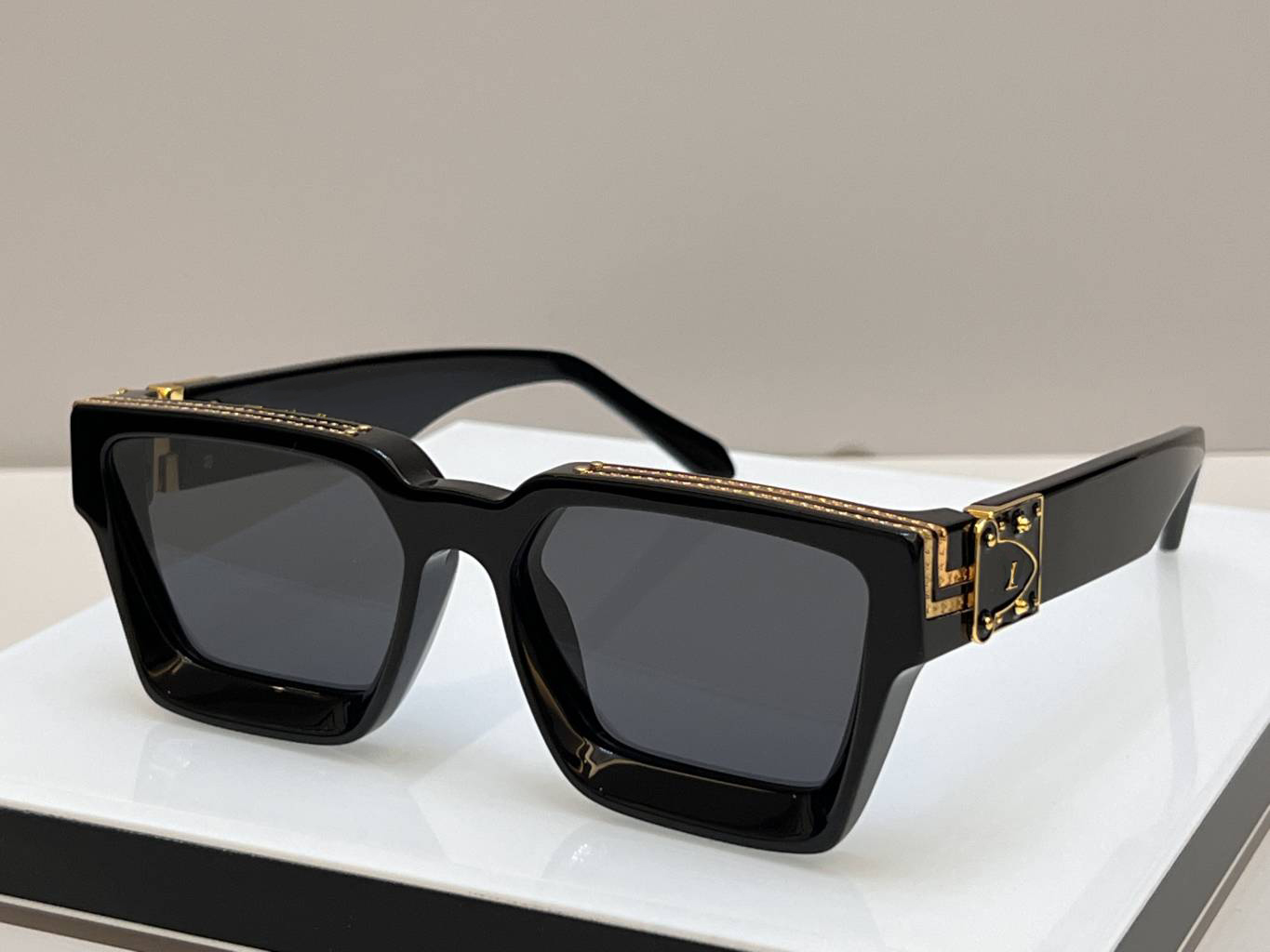 621s ge brand designer sunglasses for men and women woman heatwave ladies sunglasses thickened material fashion eyewear frame UV400 lenses with original case
621s ge brand designer sunglasses for men and women woman heatwave ladies sunglasses thickened material fashion eyewear frame UV400 lenses with original case