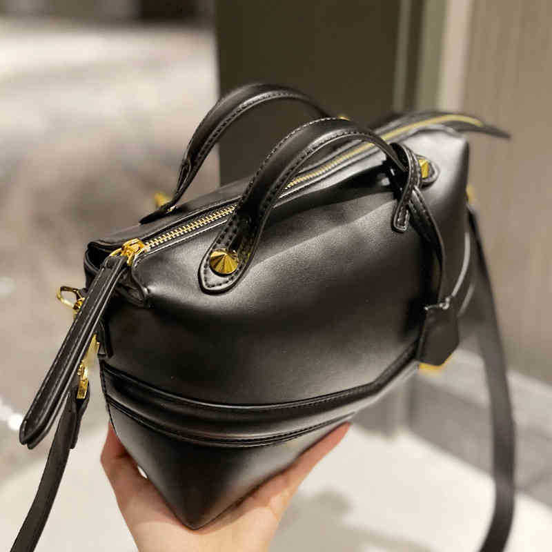 Shoulder Bags 2023 Fashion Boston Handbag Women Designer Crossbody Packs Classic High Capacity Shoulder Bags Leather Female Purses, Black
Shoulder Bags 2023 Fashion Boston Handbag Women Designer Crossbody Packs Classic High Capacity Shoulder Bags Leather Female Purses, Black