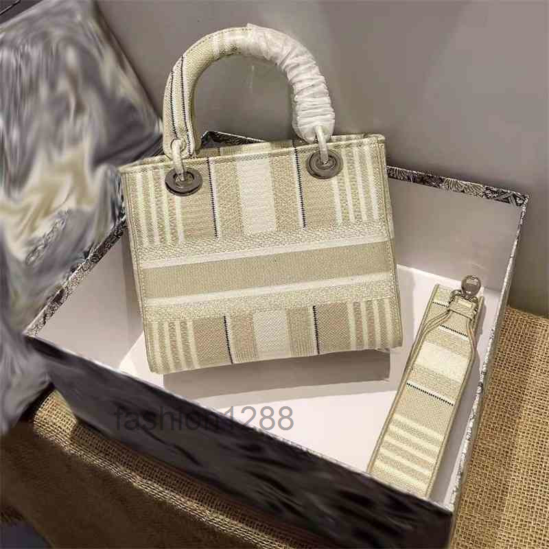 Fashion Women's Tote Bag Printed Embroidery Canvas Designer Clutch Mommy One Shoulder Large Capacity Handbag Purses Ladies Luxury Handbags
Fashion Women's Tote Bag Printed Embroidery Canvas Designer Clutch Mommy One Shoulder Large Capacity Handbag Purses Ladies Luxury Handbags