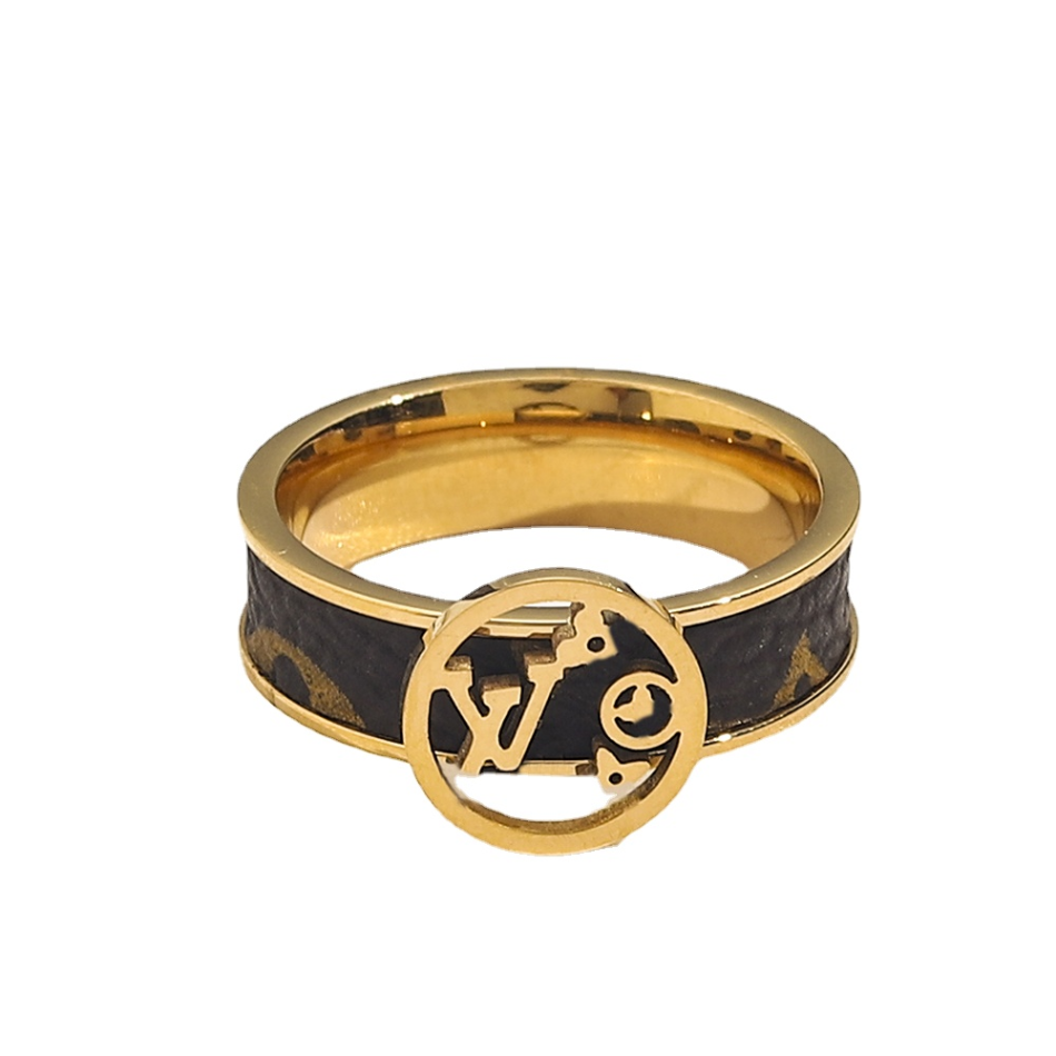 Luxury Jewelry Designer Rings Women 18K Gold Plated Stainless Steel Wedding Supplies Faux Leather Ring Fine Carving Finger Ring Accessories
Luxury Jewelry Designer Rings Women 18K Gold Plated Stainless Steel Wedding Supplies Faux Leather Ring Fine Carving Finger Ring Accessories