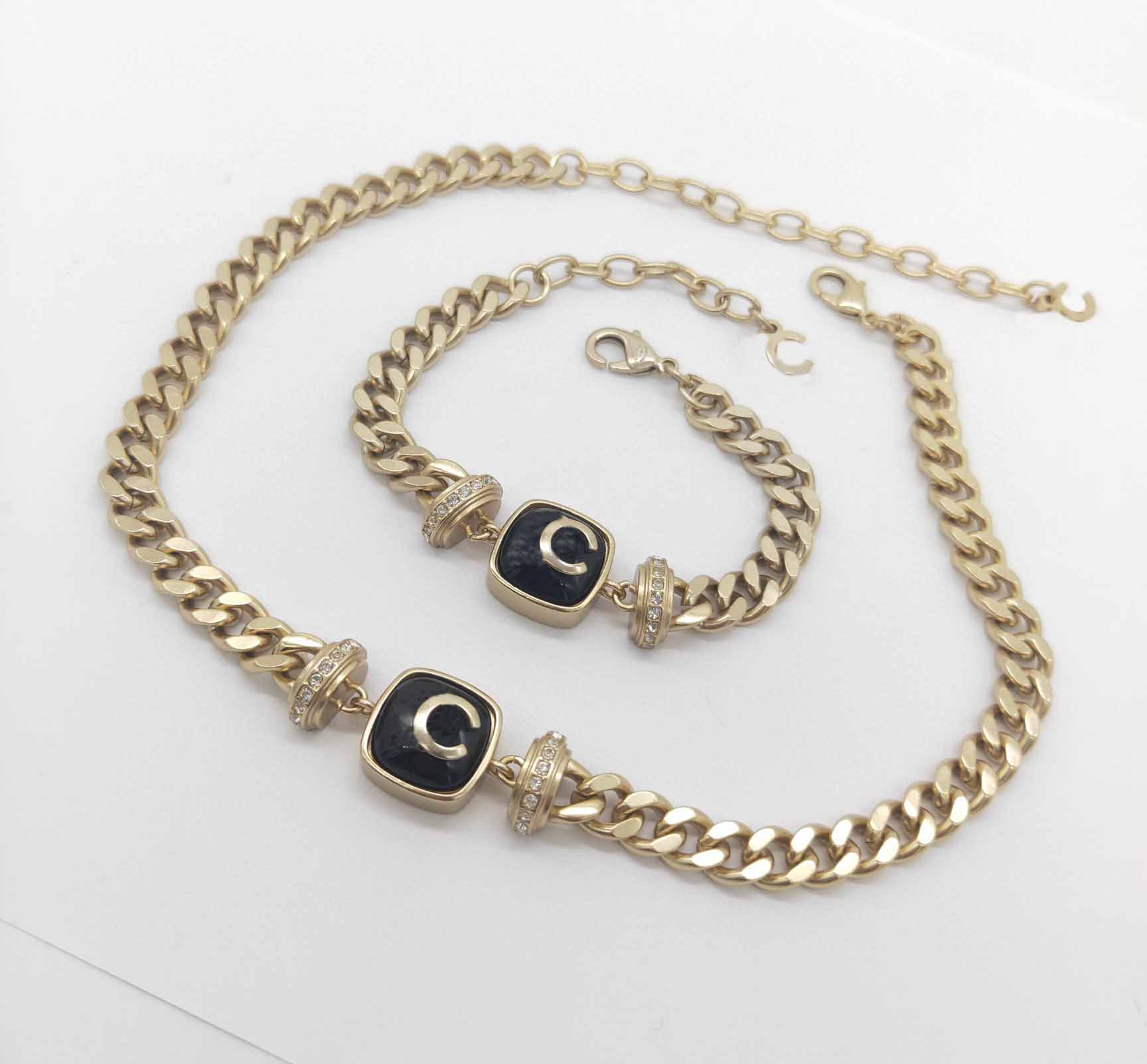 2022 Charm pendant necklace with black color and diamond and bracelet Set have box stamp PS7963
2022 Charm pendant necklace with black color and diamond and bracelet Set have box stamp PS7963